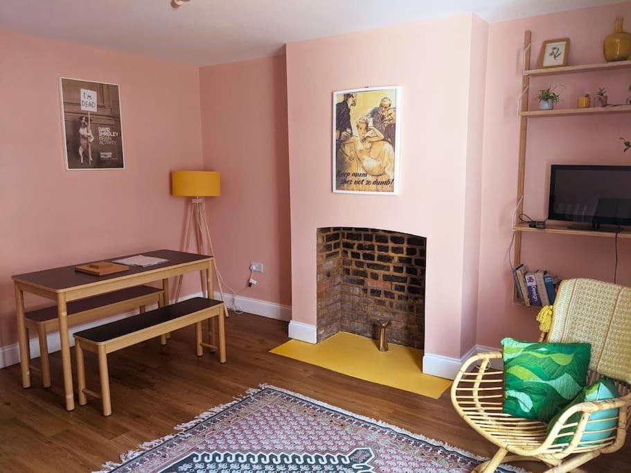 Stylish And Colourful Flat Minutes From The Beach Margate Exterior photo