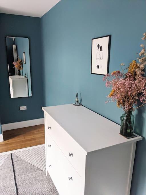 Stylish And Colourful Flat Minutes From The Beach Margate Exterior photo