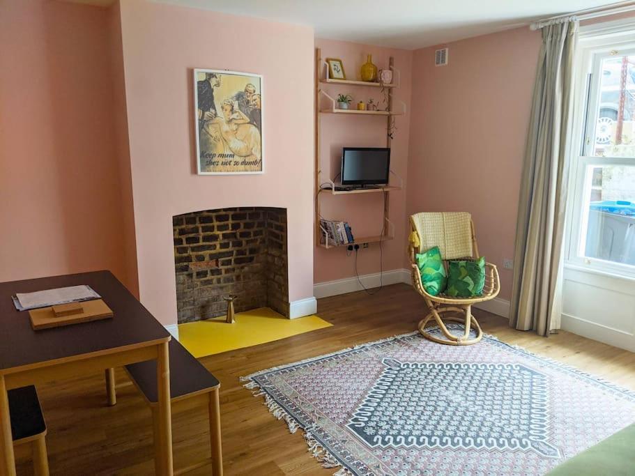 Stylish And Colourful Flat Minutes From The Beach Margate Exterior photo